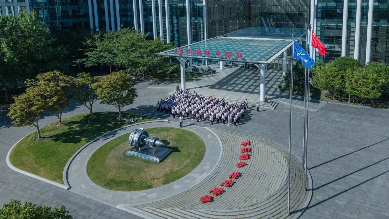 色情视频
商发隆重举行升旗仪式 庆祝集团成立9周年